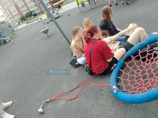 Девочка сломала ногу, катаясь на качелях в Московском микрорайоне